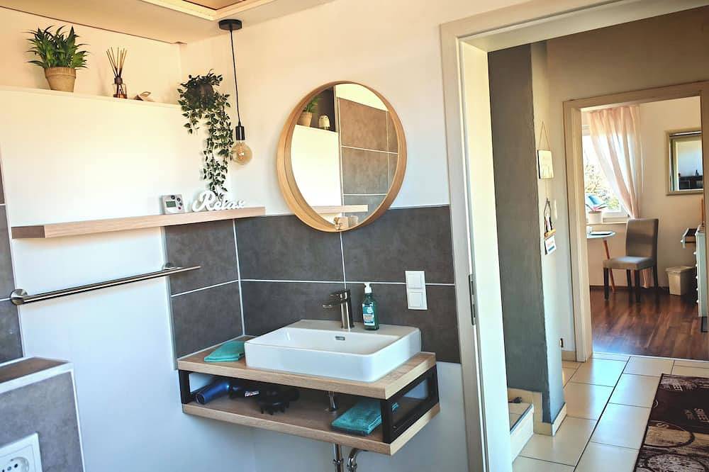 Ganze Wohnung, Gemütliches Zimmer mit eigenem Bad und Blick ins Grüne in Hochdorf-Assenheim, Pfälzer Rheinebene