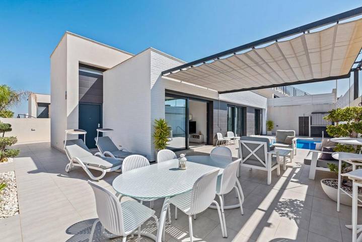 Ferienhaus für 6 Personen, mit Ausblick und Pool sowie Terrasse - 1