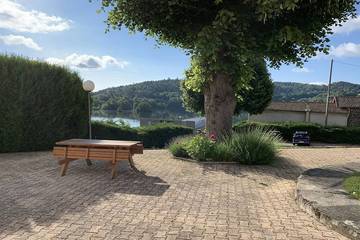 Gîte pour 4 personnes, avec jardin et terrasse à Aydat