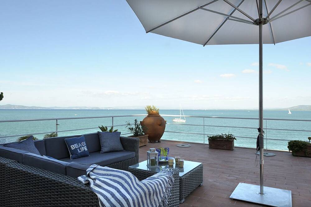 Die Villa befindet sich über dem Meer, direkter Zugang zum Meer mit einem herrlichen Blick gelegen in Porto Santo Stefano, Grosseto Provinz