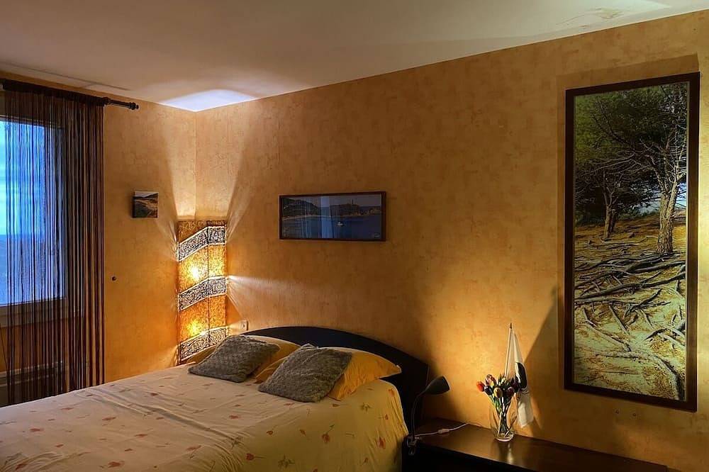 Quiet house in nature, large swimming pool,beach 2 kms away,3 bedrooms, sea view in Talasani, Corte en omgeving