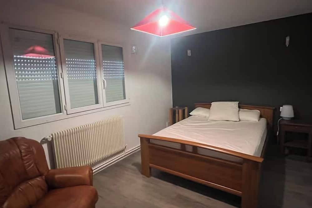 Upper Floor of the Maubuisson House—Sleeps 4 in Maubuisson, Carcans