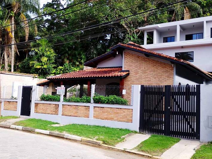 Casas e apartamentos de temporada para 10 pessoas, com jardim e balcão em Toninhas Ubatuba