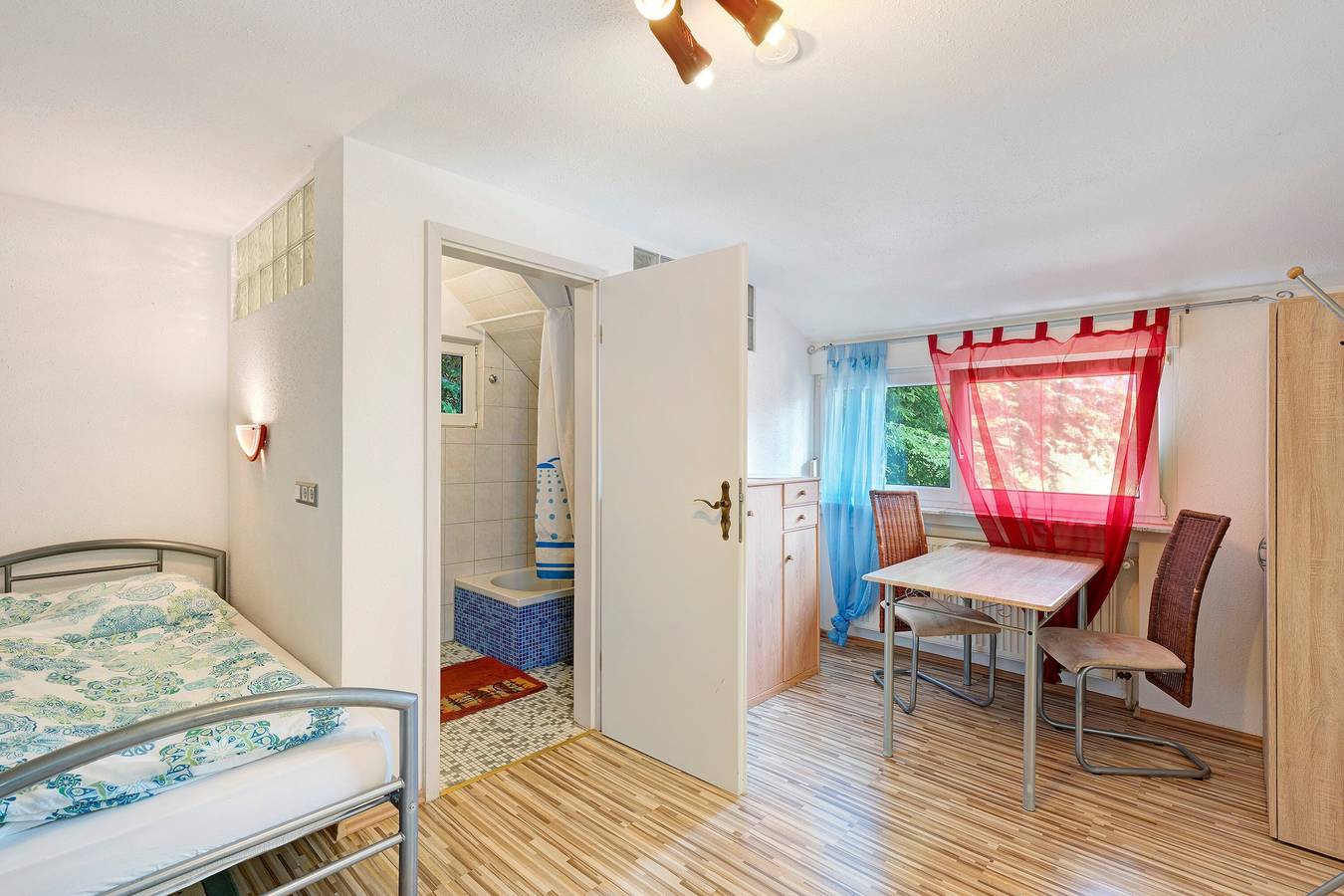 Zimmer '3' mit gemeinsamer Terrasse und Wlan in Baden-Baden, Nordschwarzwald