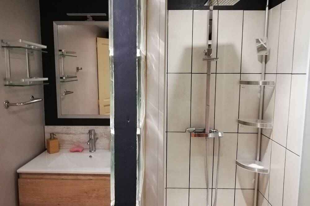 Gîte \" Les mésanges\", 2 personnes, à la campagne, à 20 km au sud de Cahors. in Lalbenque, Quercy