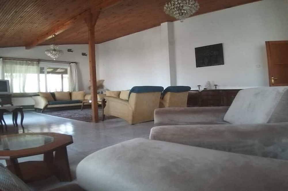 Spacious 3-bedroom villa in fabulous Seferihisar with Ac in Turkiska Egeiska havet