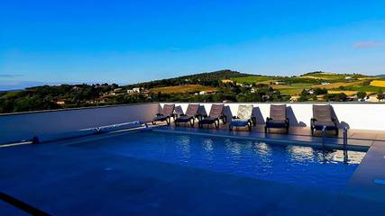 Cottage pour 8 personnes, avec piscine ainsi que vue et jardin à Malras