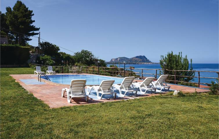Poolside Terrace Apartment - 1.5km to Beach in Torre Colonna-Sperone, Altavilla Milicia