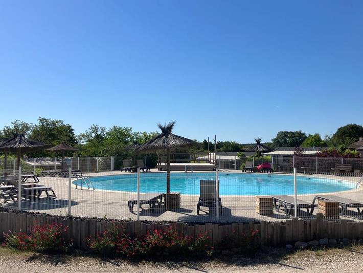 Camping pour 4 personnes, avec Terrasse ainsi que Jardin et Piscine