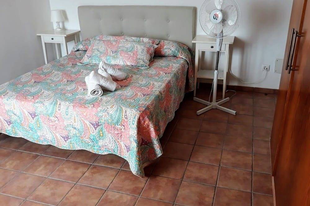 Gran villa, con piscina y parking privados, muy cerca de la playa, para 12 pax. in Cala Morell, Ciudadela