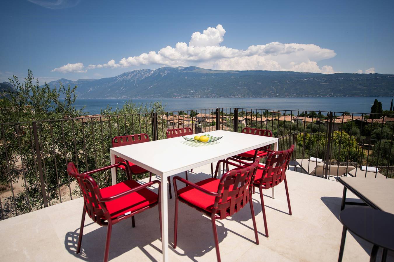 Ganze Wohnung, Turm mit Pool und Terrassen mit Seeblick in Gargnano in Gargnano, Gardasee-Berge