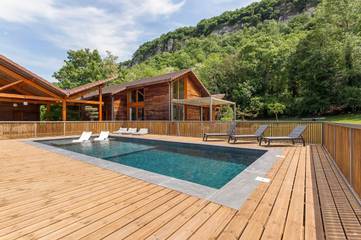 Cottage pour 13 personnes, avec terrasse et vue ainsi que jardin et piscine à Hières-sur-Amby