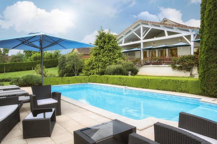 Hôtel pour 2 personnes, avec Terrasse ainsi que Jardin et Piscine à La Coquille