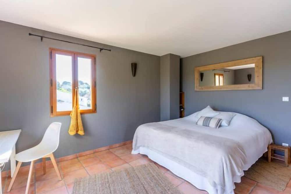 Grande Villa sur la Presqu'ile de Giens Avec Belle vue mer - 15 Couchages in La Madrague, Hyeres