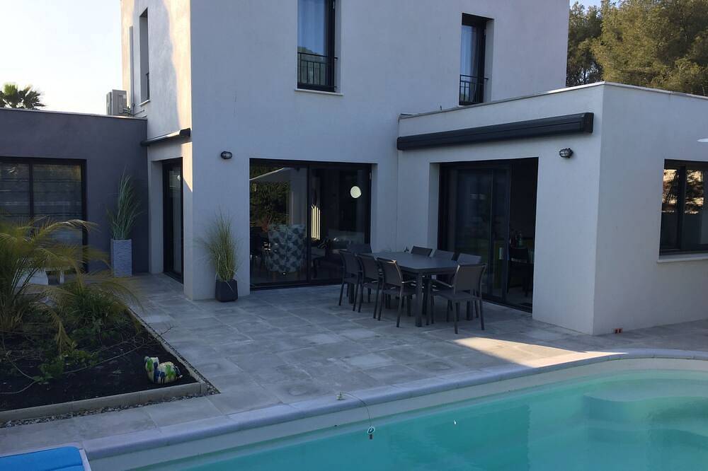 Recent cubic house near the beach in Carqueiranne, Côte méditerranéenne (France)