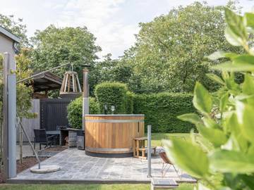 Gîte pour 2 personnes, avec jacuzzi ainsi que jardin et terrasse à Zingem