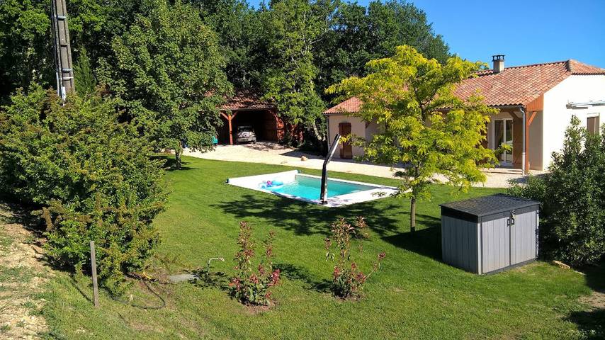 Gîte pour 6 personnes, avec terrasse ainsi que jardin et piscine