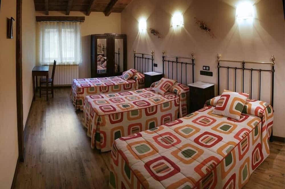 Rural House Sierra de Tabanera in San Andres, Soria with barbecue and large garden in Almarza, Soria Provinz