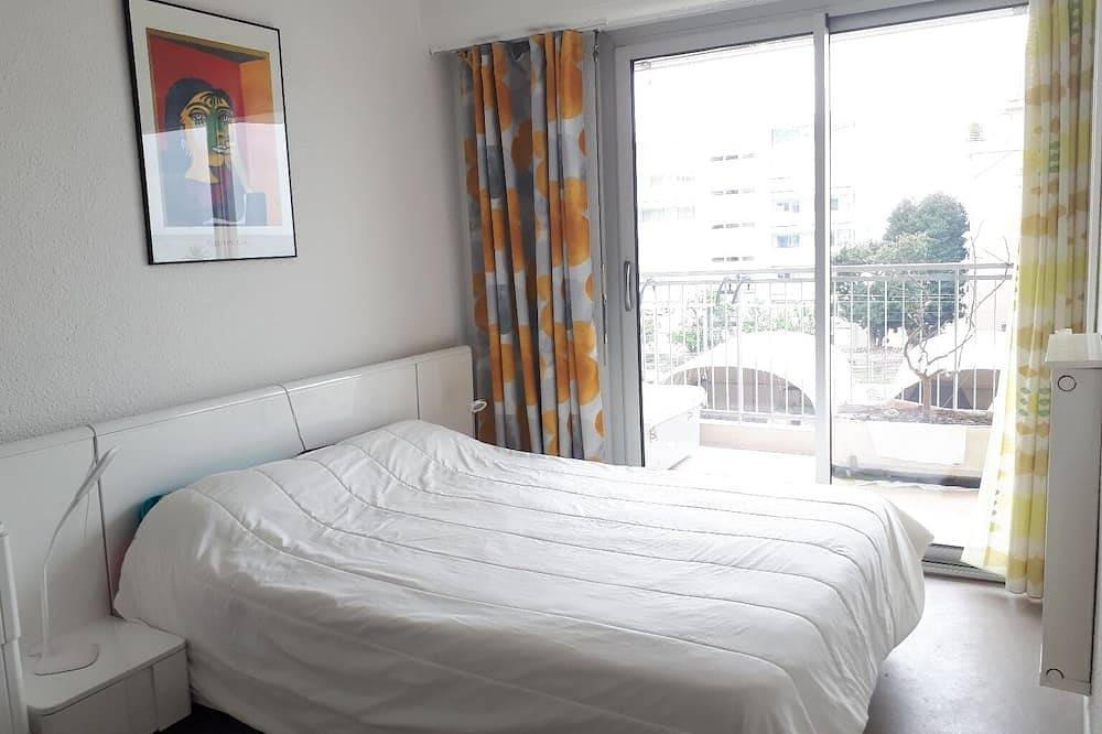 Ganze Wohnung, Golfe Juan, 150 m vom Strand entfernt, F2, hell, 43m2, Balkon 14m2, Meerblick + Garage in Golfe-Juan, Vallauris