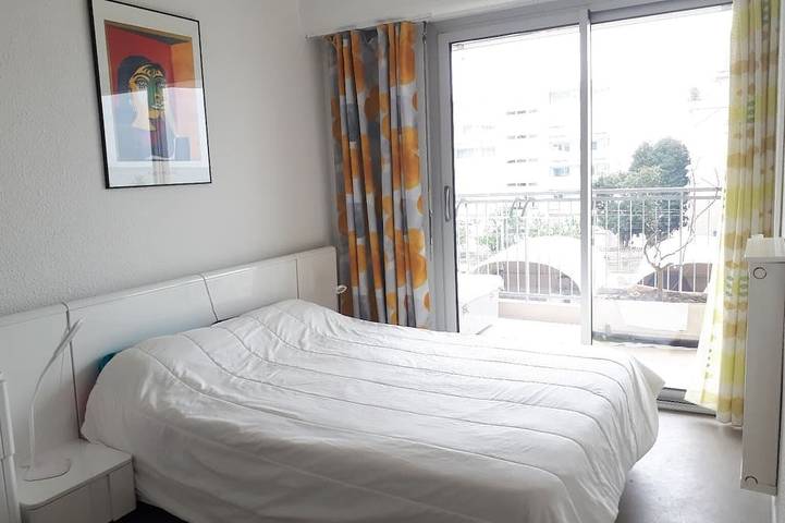 Ganze Wohnung, Golfe Juan, 150 m vom Strand entfernt, F2, hell, 43m2, Balkon 14m2, Meerblick + Garage in Golfe-Juan, Vallauris