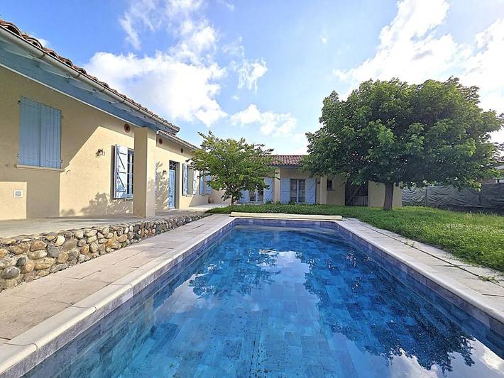Location de vacances pour 8 personnes, avec Terrasse et Jardin ainsi que Piscine et Vue à Fronton