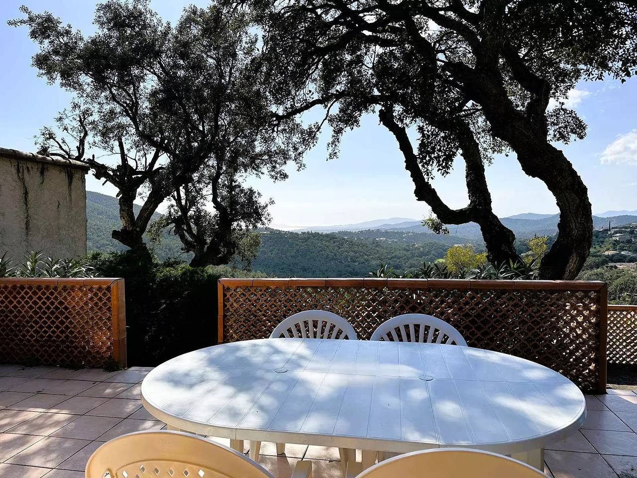Laberinto para 4 personas con vista al mar y piscina en La Londe-Les-Maures in La Londe-les-Maures, Region de Toulon