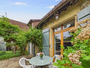 Gîte pour 4 personnes, avec piscine ainsi que terrasse et jardin à Montignac