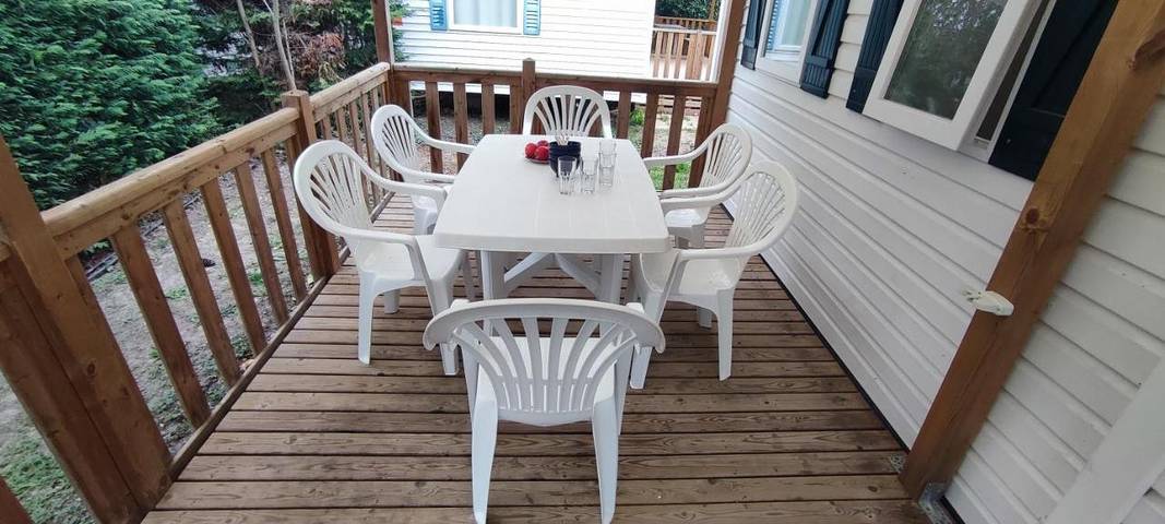 Camping pour 6 personnes, avec terrasse et piscine