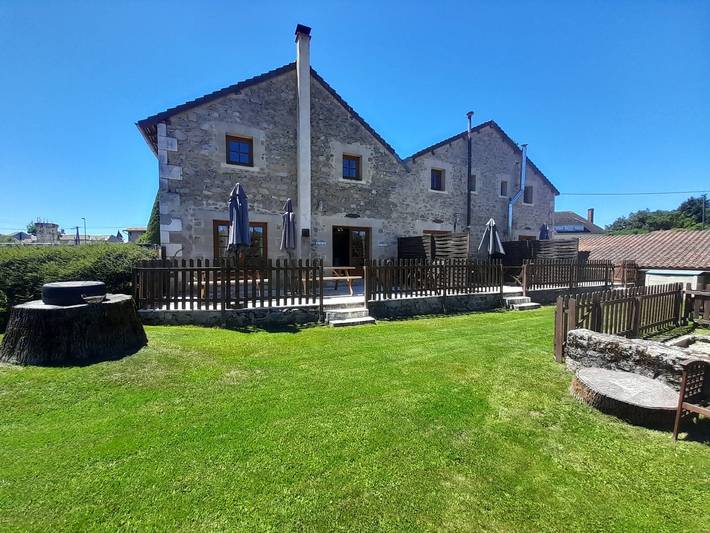 Gîte pour 4 personnes, avec piscine à Piégut-Pluviers