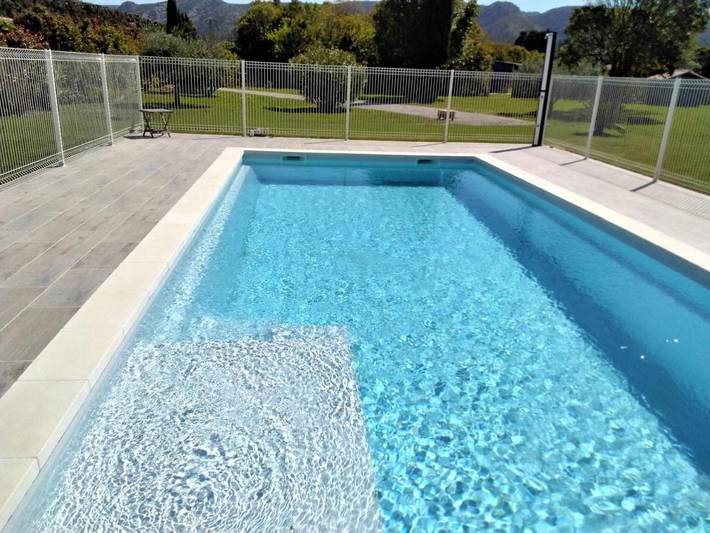 Location de vacances pour 8 personnes, avec jardin ainsi que vue et piscine à Cheval-Blanc