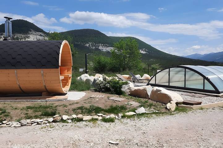 Location de vacances pour 4 personnes, avec sauna ainsi que jardin et piscine, animaux acceptés à Mévouillon