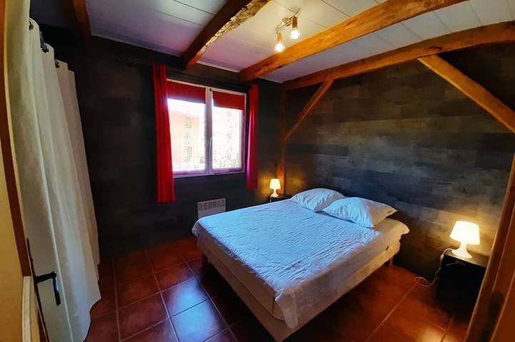 Chalet pour 6 personnes, avec terrasse ainsi que jardin et jacuzzi, animaux acceptés dans l' Ain - 3