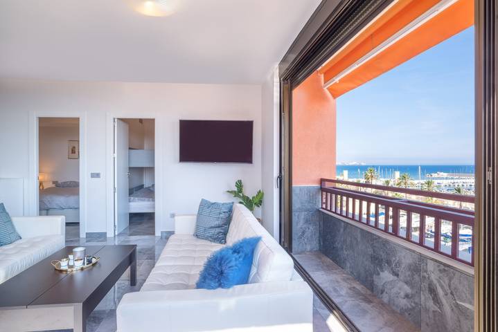 Ganze Wohnung, "Marina view two bedroom apartment" mit Meerblick, Pool, Terrasse und Wlan in Fuengirola Zentrum, Fuengirola