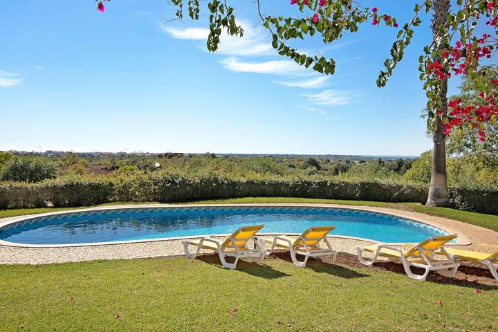 Pet-friendly Casa do Barrocal with Pool & Wi-Fi in Almancil, Faro District