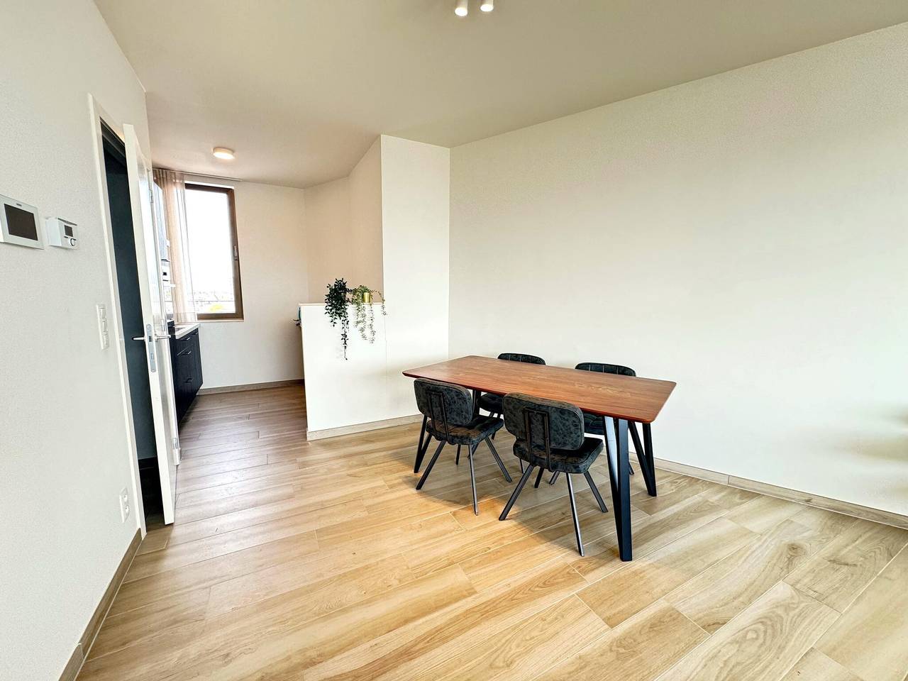 Apartamento entero, Amplio refugio urbano con balcón. in Amberes, Región de Amberes