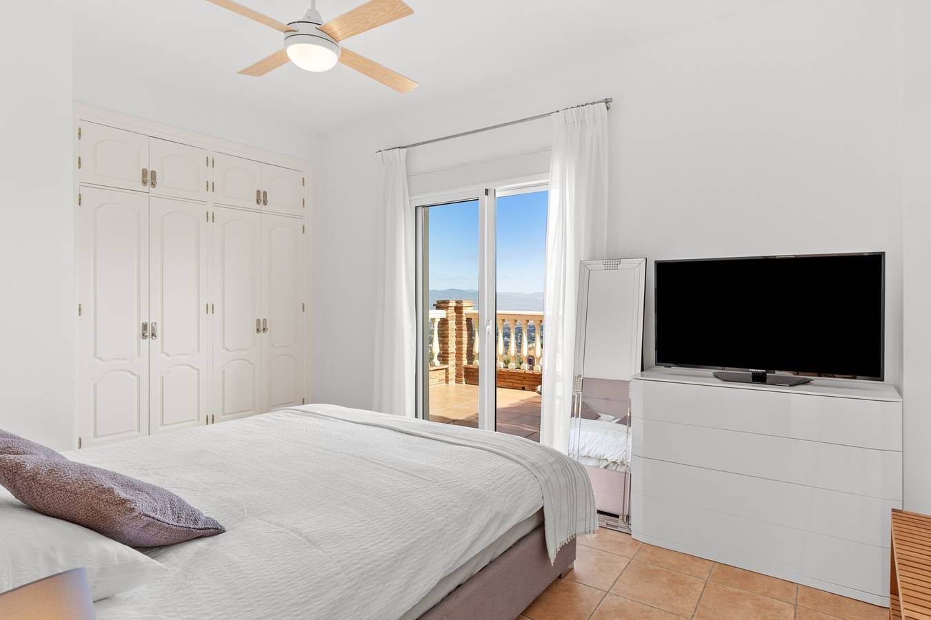 Chambre « Brise Mimosa » avec vue sur la montagne, Wi-Fi et climatisation in Alhaurín el Grande, Province de Málaga