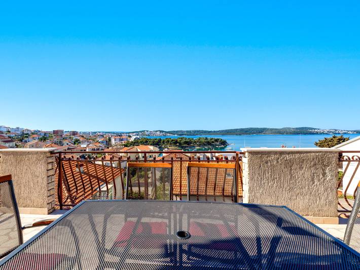 Ferienwohnung für 7 Personen, mit Balkon und Terrasse sowie Garten in Trogir