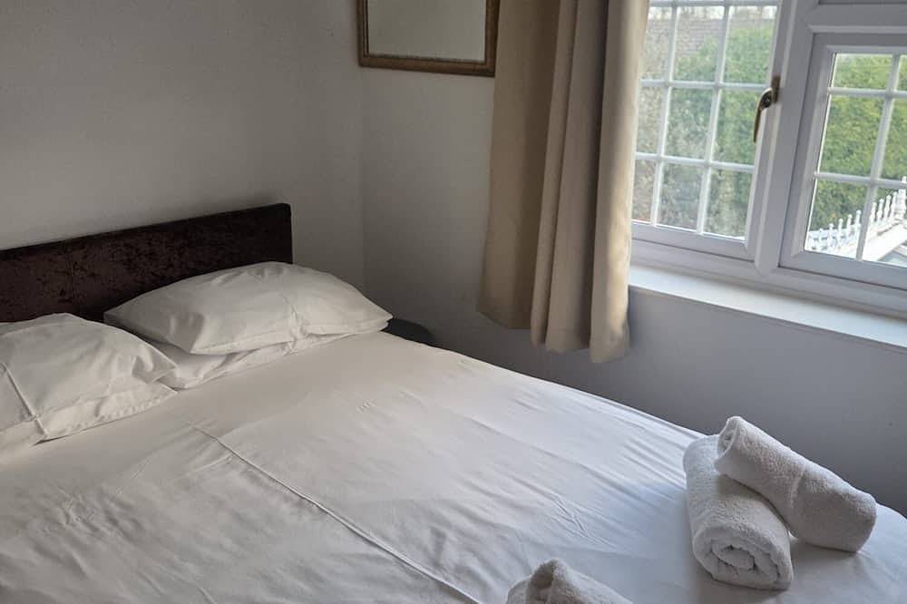 Spacious, clean & comfy 3 bed semi-detached house, in Reading, Berkshire