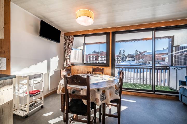 Apartamento entero, Apartamento 'Les Mouflons 1500' con vistas a las montañas, balcón y Wi-Fi in Le Praz de Lys, Taninges