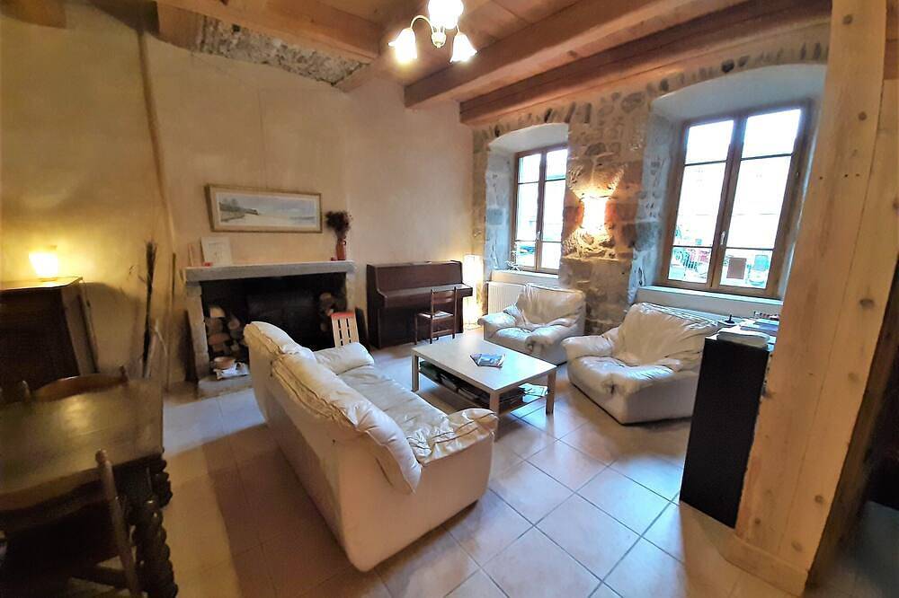 Stone and wood guest rooms with large garden in the heart of the village! in La Chaise-Dieu, Regionaal natuurpark van Livradois-Forez