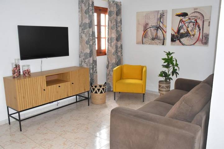 Gîte pour 4 personnes, avec vue sur le lac ainsi que balcon et vue, adapté aux familles dans Los Menores - 4