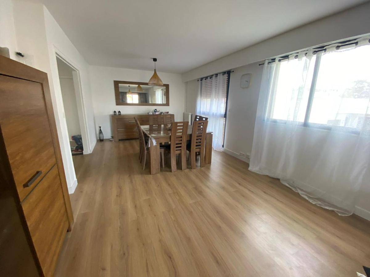 Appartement entier, Three-Bedroom Apartment in Enghien-les-Bains, Val-d'Oise