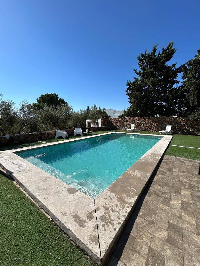 Casa rural para 18 personas, con vistas además de piscina y jardín, Se admiten mascotas en Arahal - 3