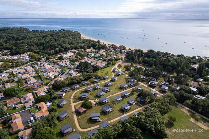 Parc de vacances pour 4 personnes, avec piscine et terrasse ainsi que jacuzzi et sauna dans Plage des Sableaux