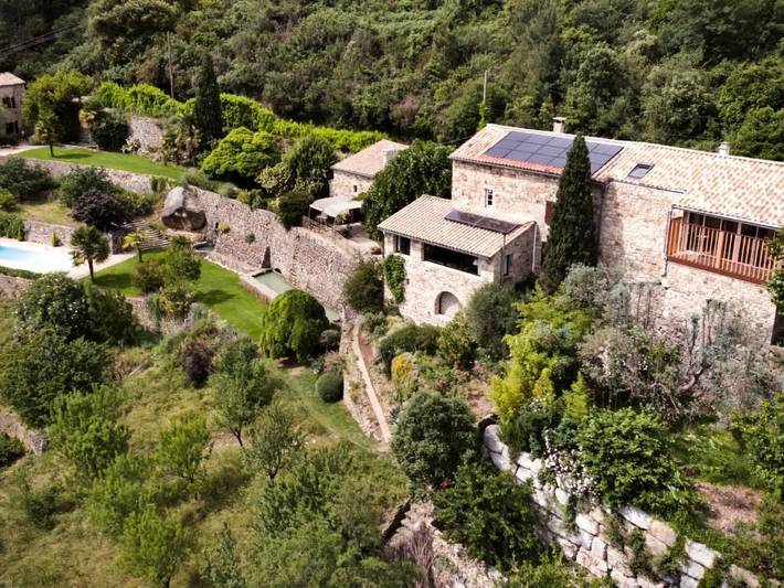 Location de vacances pour 14 personnes, avec jardin et piscine dans Largentière