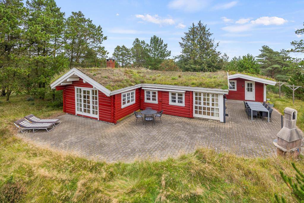 Hygge vor dem Holzofen im Haus mit Gras auf dem Dach in Blavand, Varde
