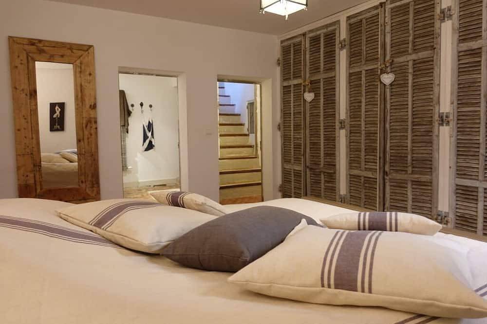 La Maison a peaceful and inspiring place to stay, in the heart of the village in Cucuron, Parc naturel régional du Luberon