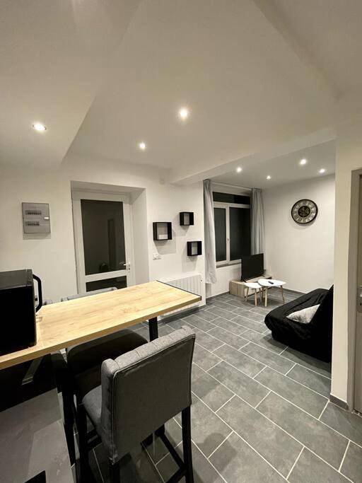 Appartement entier, One-Bedroom Apartment in Saint-Donat-sur-l'Herbasse, Région de Valence