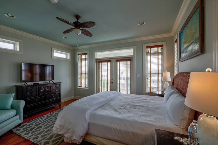 Vacation rental for 14 people, with yard and balcony, with pets in Blue Mountain Beach