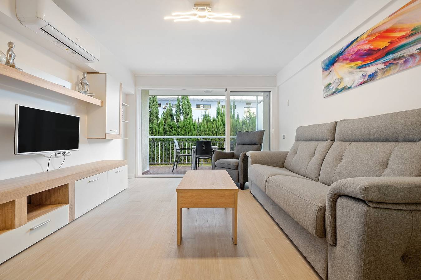 Appartement entier, Appartement 'Logroño' avec piscine partagée, terrasse privée et climatisation. in Salou, Costa Dorada